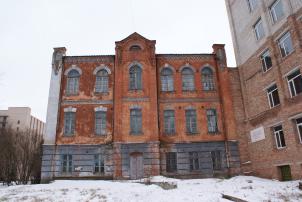 Боковой северо-восточный фасад. Общий вид со стороны пр. Ленина.