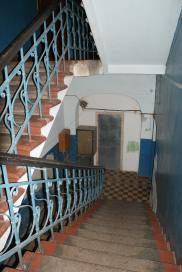 Фрагмент интерьера лестничной клетки «черного» входа. Вид на площадку 1-го этажа.