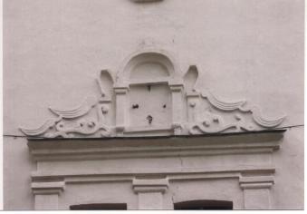 Фрагмент южного фасада.Навершие окна храма