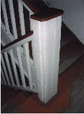 Интерьер лестничной клетки.Фрагмент ограждения и столбик деревянной лестницы